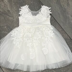 Girls White Floral Lace Tulle Dress 
New- never worn paid $100.00.